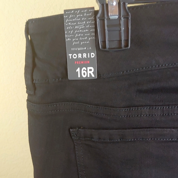 Torrid premium cropped jegging black jeans distressed raw hem size 16 - Picture 7 of 16